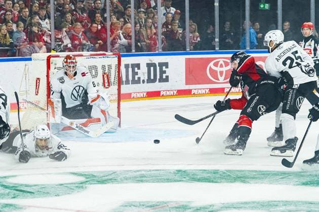 Ice Hockey Penny DEL 13 Matchday Cologne Sharks Grizzlys Wolfsburg on 27 10 2024 at the Lanxess Arena in Cologne Hannibal Weitzmann Wolfsburg , left Justin Schütz Cologne , center Darren Archibald Wolfsburg , right According to the regulations of the DEL German Ice Hockey League, the publication and further use of the recordings in electronic media and end devices of all kinds during the ongoing game is not permitted xDMx