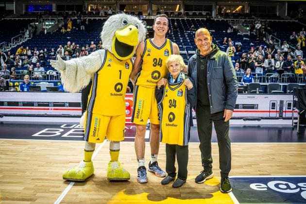 Basketball Berlin 27 20 2024 Season 2024 2025 1 Bundesliga easyCredit BBL Alba Berlin Basketball Löwen Braunschweig Annelise 100 years old , oldest season ticket holder at Alba is honored Justin Bean Alba Berlin, No 34 Marco Baldi