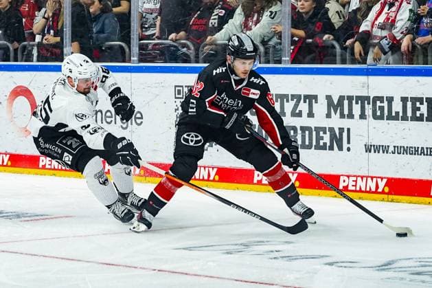 Ice Hockey Penny DEL 13 Matchday Cologne Sharks Grizzlys Wolfsburg on 27 10 2024 at the Lanxess Arena in Cologne Fabio Pfohl Wolfsburg , left Parker Tuomie Cologne , right According to the regulations of the DEL German Ice Hockey League, the publication and further use of the recordings in electronic media and end devices of all kinds during the ongoing game is not permitted xDMx