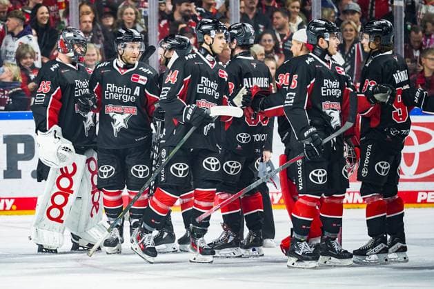 Ice Hockey Penny DEL 13 Matchday Cologne Sharks Grizzlys Wolfsburg on 27 10 2024 at the Lanxess Arena in Cologne The players of the Cologne Sharks thank their goalkeeper Julius Hudacek Cologne , left for the good performance According to the regulations of the DEL German Ice Hockey League, the publication and further use of the recordings in electronic media and end devices of all kinds during the ongoing game is not permitted xDMx