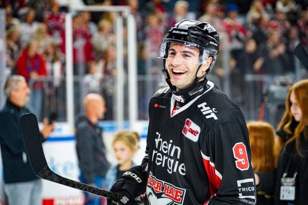 Ice Hockey Penny DEL 13 Matchday Cologne Sharks Grizzlys Wolfsburg on 27 10 2024 at the Lanxess Arena in Cologne A happy Maximilian Kammerer Cologne , celebrates the victory in his 400 DEL game with the fans According to the regulations of the DEL German Ice Hockey League, the publication and further use of the recordings in electronic media and end devices of all kinds during the ongoing game is not permitted xDMx