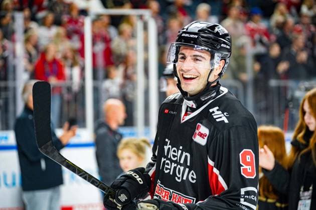 Ice Hockey Penny DEL 13 Matchday Cologne Sharks Grizzlys Wolfsburg on 27 10 2024 at the Lanxess Arena in Cologne A happy Maximilian Kammerer Cologne , celebrates the victory in his 400 DEL game with the fans According to the regulations of the DEL German Ice Hockey League, the publication and further use of the recordings in electronic media and end devices of all kinds during the ongoing game is not permitted xDMx