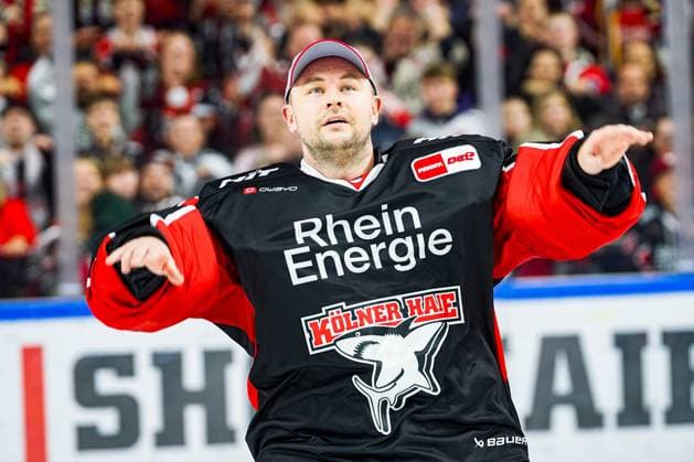 Ice Hockey Penny DEL 13 Matchday Kölner Haie Grizzlys Wolfsburg on 27 10 2024 at the Lanxess Arena in Cologne Julius Hudacek Köln , celebrates the victory with the fans and celebrates his Huda Show According to the regulations of the DEL German Ice Hockey League, the publication and further use of the recordings in electronic media and end devices of all kinds during the ongoing game is not permitted xDMx