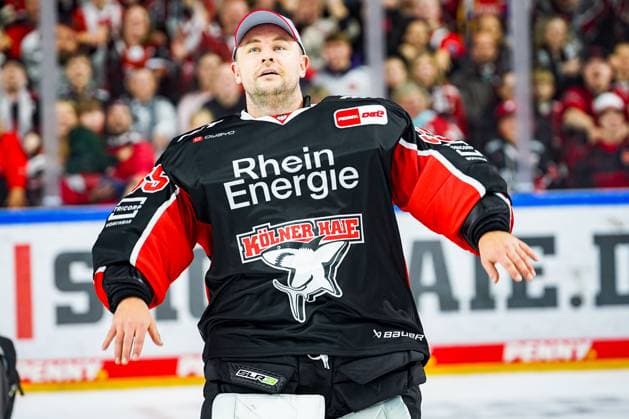 Ice Hockey Penny DEL 13 Matchday Kölner Haie Grizzlys Wolfsburg on 27 10 2024 at the Lanxess Arena in Cologne Julius Hudacek Köln , celebrates the victory with the fans and celebrates his Huda Show According to the regulations of the DEL German Ice Hockey League, the publication and further use of the recordings in electronic media and end devices of all kinds during the ongoing game is not permitted xDMx