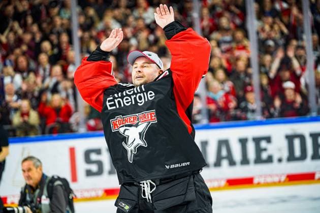 Ice Hockey Penny DEL 13 Matchday Kölner Haie Grizzlys Wolfsburg on 27 10 2024 at the Lanxess Arena in Cologne Julius Hudacek Köln , celebrates the victory with the fans and celebrates his Huda Show According to the regulations of the DEL German Ice Hockey League, the publication and further use of the recordings in electronic media and end devices of all kinds during the ongoing game is not permitted xDMx