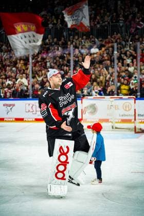Ice Hockey Penny DEL 13 Matchday Kölner Haie Grizzlys Wolfsburg on 27 10 2024 at the Lanxess Arena in Cologne Julius Hudacek Köln , celebrates the victory with the fans and celebrates his Huda Show According to the regulations of the DEL German Ice Hockey League, the publication and further use of the recordings in electronic media and end devices of all kinds during the ongoing game is not permitted xDMx