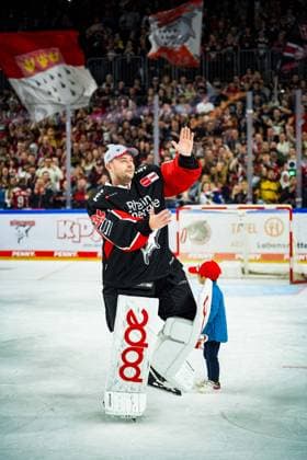 Ice Hockey Penny DEL 13 Matchday Kölner Haie Grizzlys Wolfsburg on 27 10 2024 at the Lanxess Arena in Cologne Julius Hudacek Köln , celebrates the victory with the fans and celebrates his Huda Show According to the regulations of the DEL German Ice Hockey League, the publication and further use of the recordings in electronic media and end devices of all kinds during the ongoing game is not permitted xDMx