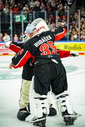 Ice Hockey Penny DEL 13 Matchday Kölner Haie Grizzlys Wolfsburg on 27 10 2024 at the Lanxess Arena in Cologne Julius Hudacek Köln , hugs mascot Sharky and celebrates the victory with the fans and celebrates his Huda Show According to the regulations of the DEL German Ice Hockey League, the publication and further use of the recordings in electronic media and end devices of all kinds during the ongoing game is not permitted xDMx