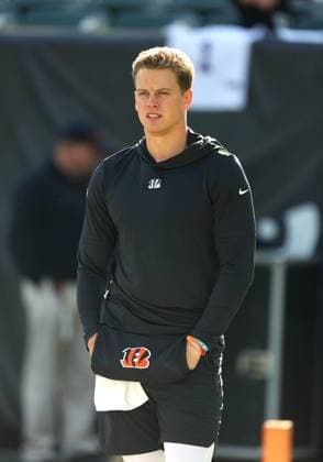 CINCINNATI, OH - OCTOBER 27 - Cincinnati Bengals quarterback Joe Burrow (9) warms up before a game between the Philadelphia Eagles and the Cincinnati Bengals at Paycor Stadium on Sunday, October 27, 2024. (Photo by Jeff Moreland Icon Sportswire) NFL, American Football Herren, USA OCT 27 Eagles at Bengals EDITORIAL USE ONLY Icon168241027003