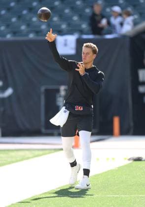 CINCINNATI, OH - OCTOBER 27 - Cincinnati Bengals quarterback Joe Burrow (9) warms up before a game between the Philadelphia Eagles and the Cincinnati Bengals at Paycor Stadium on Sunday, October 27, 2024. (Photo by Jeff Moreland Icon Sportswire) NFL, American Football Herren, USA OCT 27 Eagles at Bengals EDITORIAL USE ONLY Icon168241027005