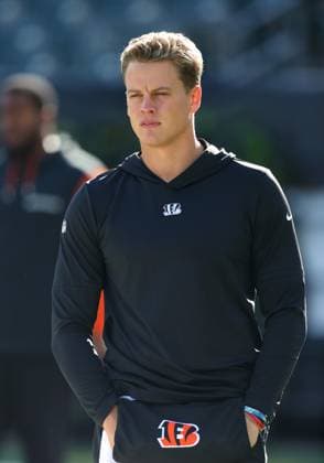 CINCINNATI, OH - OCTOBER 27 - Cincinnati Bengals quarterback Joe Burrow (9) warms up before a game between the Philadelphia Eagles and the Cincinnati Bengals at Paycor Stadium on Sunday, October 27, 2024. (Photo by Jeff Moreland Icon Sportswire) NFL, American Football Herren, USA OCT 27 Eagles at Bengals EDITORIAL USE ONLY Icon168241027006