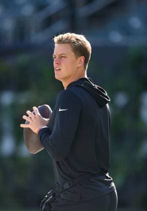 CINCINNATI, OH - OCTOBER 27 - Cincinnati Bengals quarterback Joe Burrow (9) warms up before a game between the Philadelphia Eagles and the Cincinnati Bengals at Paycor Stadium on Sunday, October 27, 2024. (Photo by Jeff Moreland Icon Sportswire) NFL, American Football Herren, USA OCT 27 Eagles at Bengals EDITORIAL USE ONLY Icon168241027007