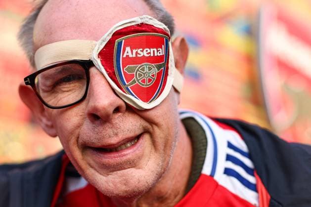 Arsenal gegen Liverpool 27. Oktober 2024, London Premier League Fußball Arsenal gegen Liverpool Ein Arsenal-Fan mit dem zu einer Augenklappe umfunktionierten Vereinsabzeichen Foto Charlotte Wilson Offside London UK  Copyright: xCharlottexWilsonx xOffsidexOffside