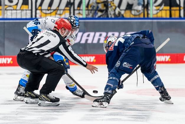 Linesperson Maksim Cepik takes a faceoff between Daniel Pietta ERC Ingolstadt Panther, 86 and Adam Brooks EHC Red Bull Muenchen, 77 GER, EHC Red Bull Muenchen vs ERC Ingolstadt Panther, Ice Hockey, DEL, Matchday 13, Season 2024 2025, 27 10 2024 GER, EHC Red Bull Muenchen vs ERC Ingolstadt Panther, Ice Hockey, DEL, Matchday 13, Season 2024 2025, 27 10 2024 Muenchen Copyright: xEibner-Pressefoto FranzxFeinerx EP_HFR