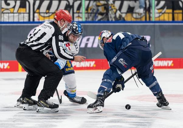 Linesperson Maksim Cepik takes a faceoff between Daniel Pietta ERC Ingolstadt Panther, 86 and Adam Brooks EHC Red Bull Muenchen, 77 GER, EHC Red Bull Muenchen vs ERC Ingolstadt Panther, Ice Hockey, DEL, Matchday 13, Season 2024 2025, 27 10 2024 GER, EHC Red Bull Muenchen vs ERC Ingolstadt Panther, Ice Hockey, DEL, Matchday 13, Season 2024 2025, 27 10 2024 Muenchen Copyright: xEibner-Pressefoto FranzxFeinerx EP_HFR
