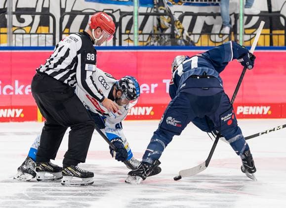 Linesperson Maksim Cepik takes a faceoff which Adam Brooks EHC Red Bull Muenchen, 77 wins against Daniel Pietta ERC Ingolstadt Panther, 86 GER, EHC Red Bull Muenchen vs ERC Ingolstadt Panther, Ice Hockey, DEL, Matchday 13, Season 2024 2025, 27 10 2024 GER, EHC Red Bull Muenchen vs ERC Ingolstadt Panther, Ice Hockey, DEL, Matchday 13, Season 2024 2025, 27 10 2024 Muenchen Copyright: xEibner-Pressefoto FranzxFeinerx EP_HFR