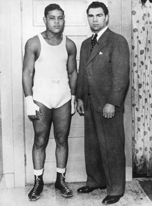 Orig caption SCHMELING VISITS JOE LOUIS Max Schmeling, who is currently in America and was a spectator at the big boxing match between Joe Louis and the Spaniard Paolino, paid a visit to Joe Louis, with whom he will meet in a fight in New York in June of next year, in his training quarters, which shows the opponents of the coming fight for the first time on one picture, is the well recognizable almost equal size and reach of the two boxers Note J Louis World Heavyweight Champion 1937 1949 M Schmeling World Heavyweight Champion 1930 1932 Muscles Comparisons CD119 persons Joe Louis Max Schmeling sites GERMANY  Copyright xXxXxXx LOUIS SCHMELING xx  Copyright: xIMAGO XxXxXx imago images 0768921320