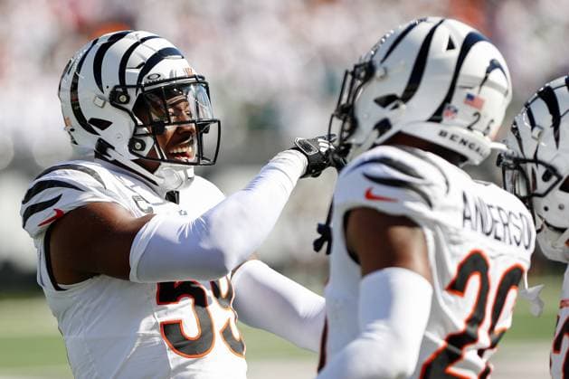 CINCINNATI, OH - OCTOBER 27: Cincinnati Bengals linebacker Akeem Davis-Gaither (59) reacts with his teammates during the game against the Philadelphia Eagles and the Cincinnati Bengals on October 27, 2024, at Paycor Stadium in Cincinnati, OH. (Photo by Ian Johnson Icon Sportswire) NFL, American Football Herren, USA OCT 27 Eagles at Bengals EDITORIAL USE ONLY Icon241027045