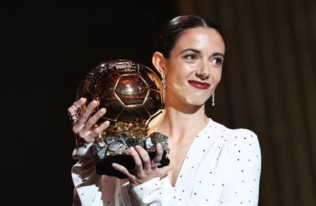 Sport Themen der Woche KW44 Bilder des Jahres 2024, Sport 10 Oktober Sport Bilder des Tages (241029) -- PARIS, Oct. 29, 2024 -- Barcelona s Spanish player Aitana Bonmati poses with her second Woman Ballon d Or award during the 2024 Ballon d Or France Football award ceremony at the Theatre du Chatelet in Paris, France, Oct. 28, 2024. ) (SP)FRANCE-PARIS-FOOTBALL-BALLON D OR CEREMONY GaoxJing 