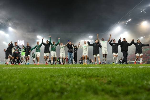 Final cheers of the team with the Augsburg fans, FC Augsburg vs FC Schalke 04, Football, DFB Pokal, 2 Runde, 29 10 2024 DFB regulations prohibit any use of photographs as image sequences and or quasi video Augsburg Bayern Germany Copyright: xkolbert-press ChristianxKolbertx