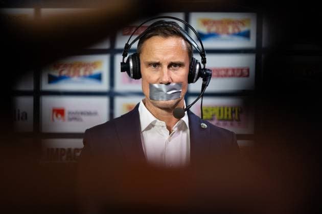 241029 Frölundas coach Roger Rönnberg is interviewed during the SHL ice hockey match between Frölunda and Skelleftea on October 29, 2024 in Gothenburg  Copyright: MICHAELxERICHSEN BB241029MI094