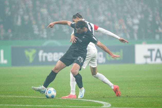Joe Scally Borussia Moenchengladbach, 29 in duel with Hugo Ekitike Eintracht Frankfurt, 11 , Hugo Ekitike Eintracht Frankfurt, 11 in duel with Philipp Sander Borussia Moenchengladbach, 16 , GER, Eintracht Frankfurt vs Borussia Moenchengladbach, Soccer, DFB Pokal, 2 Round, Season 2024 2025, 30 10 2024 DFB REGULATIONS PROHIBIT ANY USE OF PHOTOGRAPHS AS IMAGE SEQUENCES AND OR QUASI VIDEO GER, Eintracht Frankfurt vs Borussia Moenchengladbach, Football, DFB Pokal, 2 Round, Season 2024 2025, 30 10 2024 Frankfurt Copyright: xEibner-Pressefoto FlorianxWieganx EP_FWD