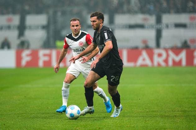 Joe Scally Borussia Moenchengladbach, 29 in duel with Mario Goetze Eintracht Frankfurt, 27 , GER, Eintracht Frankfurt vs Borussia Moenchengladbach, Soccer, DFB Pokal, 2 Round, Season 2024 2025, 30 10 2024 DFB REGULATES PROHIBIT ANY USE OF PHOTOGRAPHS AS IMAGE SEQUENCES AND OR QUASI VIDEO GER, Eintracht Frankfurt vs Borussia Moenchengladbach, Football, DFB Pokal, 2nd round, Season 2024 2025, 30 10 2024 Frankfurt Copyright: xEibner-Pressefoto FlorianxWieganx EP_FWD
