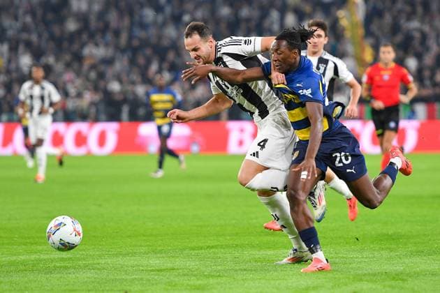 Juventus Federico Gatti fights for the ball with Parma s Woyo Coulibaly during the Serie A soccer match between Juventus and Parma at the Allianz Stadium in Turin, Italy - Wednesday, October 30, 2024. - Soccer .  Copyright: xTanoxPecoraro LaPressex