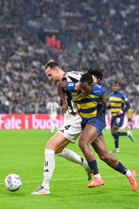 Juventus Federico Gatti fights for the ball with Parma s Woyo Coulibaly during the Serie A soccer match between Juventus and Parma at the Allianz Stadium in Turin, Italy - Wednesday, October 30, 2024. - Soccer .  Copyright: xTanoxPecoraro LaPressex