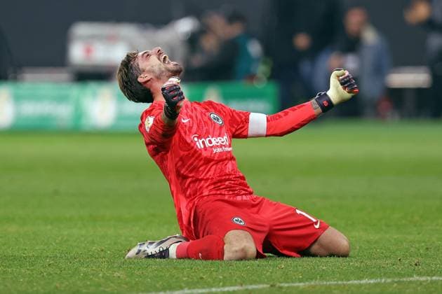 30 10 2024, xovx, Fußball DFB Pokal, 2 Runde, Eintracht Frankfurt Borussia Mönchengladbach Kevin Trapp Eintracht Frankfurt celebrates the 2 1 victory in the DFB Pokal against Borussia Mönchengladbach DFL DFB REGULATIONS PROHIBIT ANY USE OF PHOTOGRAPHS as IMAGE SEQUENCES and or QUASI VIDEO emspor Frankfurt am Main