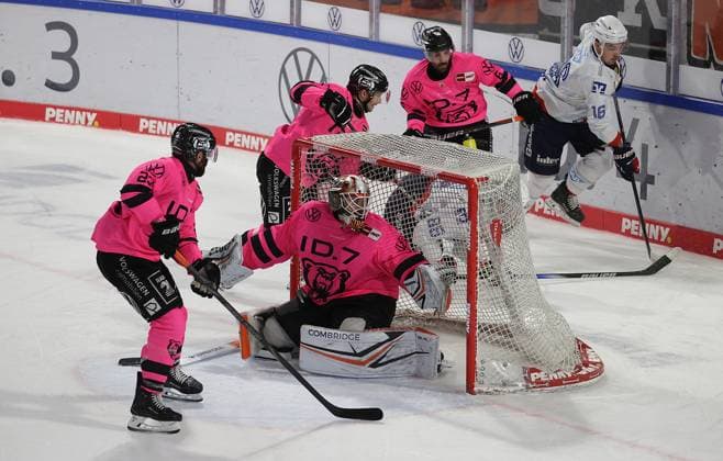 Dustin Strahlmeier Grizzlys Wolfsburg saves in highest distress Ice Hockey, DEL, Penny DEL, Men, Men, Season 2024 2025 Grizzlys Wolfsburg vs Adler Mannheim