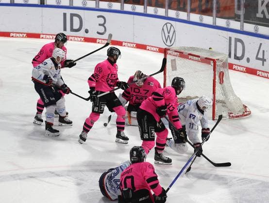 Dustin Strahlmeier Grizzlys Wolfsburg holds the shot from 34 Tom Kuehnhackl Adler Mannheim Eishockey, DEL, Penny DEL, Herren, Maenner, Saison 2024 2025 Grizzlys Wolfsburg vs Adler Mannheim, 4 6