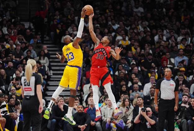 Bilder des Jahres 2024, Sport 11 November Sport Themen der Woche KW44 Sport Bilder des Tages November 1, 2024, Toronto, On, Canada: Los Angeles Lakers LeBron James (23) and Toronto Raptors Ochai Agbaji (30) battle for the ball during first half NBA, Basketball Herren, USA basketball action in Toronto on Friday, November 1, 2024. Canada News - November 1, 2024 - ZUMAc35_ 20241101_zaf_c35_115 Copyright: xFrankxGunnx