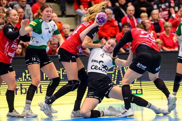 Toni Luisa Reinemann RL, VfL Oldenburg, 4 , Anika Niederwieser Rueckraum, Thueringer HC, 14 , Csenge Kuczora Rueckraum, Thueringer HC, 59 , Marie Steffen KM, VfL Oldenburg, 14 C Rikke Hoffbeck Petersen Aussen, Thueringer HC, 22 GER, Thuringia, Thueringer HC v VfL Oldenburg, 1 Handball Bundesliga Women, Matchday 6, Season 2024 2025, Saturday, 02 11 2024, 18 00 GER, Thuringia, Thueringer HC vs. VfL Oldenburg, 1 Handball Bundesliga Women, Matchday 6, Season 2024 2025, Saturday, 02 11 2024, 18 00 Bad Langensalza Copyright: xEibner-Pressefoto MartinxHerbstx EP_MHT