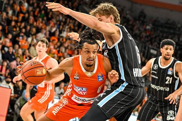 GER, BBL, ratiopharm Ulm vs Veolia Towers Hamburg 02 11 2024, ratiopharm arena, Neu Ulm, GER, BBL, ratiopharm Ulm vs Veolia Towers Hamburg, pictured Nelson Weidemann Ulm, 0 , Leif Möller Moeller Hamburg, 6 nordphotoxGmbHx xHafner nph00200
