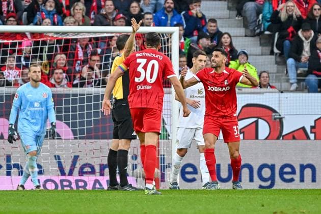 Vincenzo Grifo SC Freiburg, 32 and Christian Guenter SC Freiburg, 30 disagree with a decision of the referee Benjamin Brand Referee GER, SC Freiburg FSV Mainz 05, Football, Bundesliga, Matchday 9, Season 2024 2025, 03 11 2024 DFL DFB REGULATES PROHIBIT ANY USE OF PHOTOGRAPHS AS IMAGE SEQUENCES AND OR QUASI VIDEO GER, SC Freiburg FSV Mainz 05, Football, Bundesliga, Matchday 9, Season 2024 2025, 03 11 2024 Freiburg Copyright: xEibner-Pressefoto ThomasxHessx EP_THS