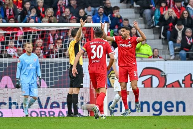 Vincenzo Grifo SC Freiburg, 32 and Christian Guenter SC Freiburg, 30 disagree with a decision of the referee Benjamin Brand Referee GER, SC Freiburg FSV Mainz 05, Football, Bundesliga, Matchday 9, Season 2024 2025, 03 11 2024 DFL DFB REGULATES PROHIBIT ANY USE OF PHOTOGRAPHS AS IMAGE SEQUENCES AND OR QUASI VIDEO GER, SC Freiburg FSV Mainz 05, Football, Bundesliga, Matchday 9, Season 2024 2025, 03 11 2024 Freiburg Copyright: xEibner-Pressefoto ThomasxHessx EP_THS