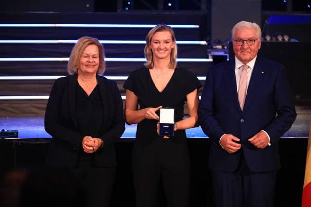 Presentation of the Silver Laurel Leaf Berlin, 04 11 2024 Federal President Frank Walter Steinmeier awards the Silver Laurel Leaf to athletes who won medals at the 2024 Olympic Games in Paris The award is presented by the Federal President on the right and Interior Minister Nancy Faeser on the left to Alexandra Popp, Danndorf Bronze, Womens Football Berlin Germany Copyright: xMatthiasxGränzdörferx