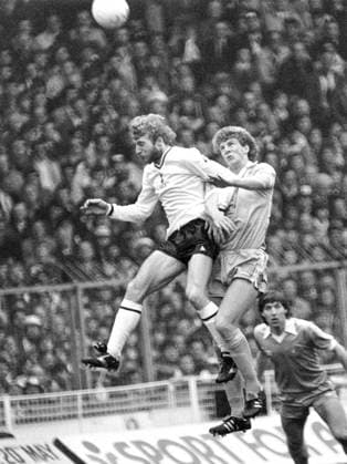 810514 Football, FA Cup, Final, Tottenham Manchester City Tottenhams Steve Archibald against Citys Tommy Caton Photo BILDBYRAN D175 27 scanx fotboll football soccer FA Cup final fa cupfinal 1981 tottenham manchester CIty D175 27 bbeng dia wembley stadium london england  Copyright: BILDBYRAN BB810514BB098