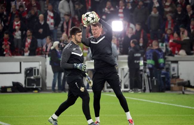 06 11 24 VfB Stuttgart Atalanta Bergamo Germany, Stuttgart, 06 11 2024, Football, UEFA Champions League, VfB Stuttgart Atalanta Bergamo v l Dennis Seimen, Alexander Nübel both VfB Stuttgart