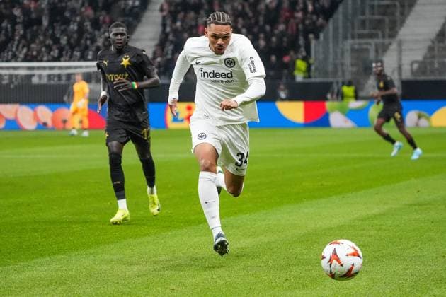 Nnamdi Collins Eintracht Frankfurt, 34 picks up the ball Frankfurt 07 11 2024 Eintracht Frankfurt vs Slavia Prague, Deutsche Bank Park, UEFA Europa League, 4 Match