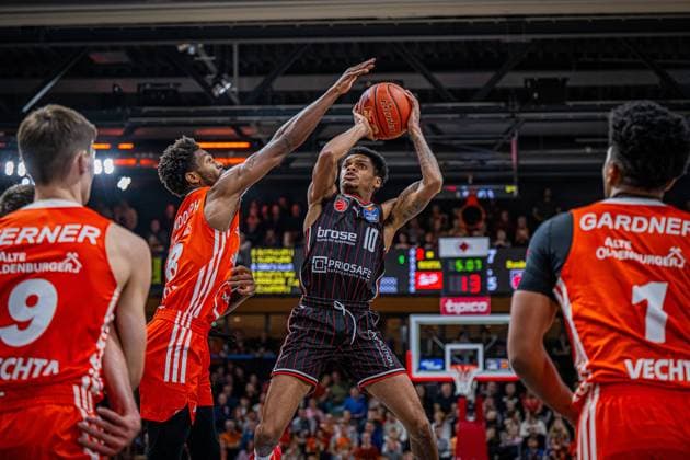 1 Basketball Bundesliga, easyCredit BBL, Season 2024 2025, Men, Main Round, 8 Matchday, 08 11 2024, RASTA Vechta Bamberg Baskets Ronaldo Segu 10 Bamberg Baskets at Jumpshot Vechta RASTA Dome Lower Saxony Germany
