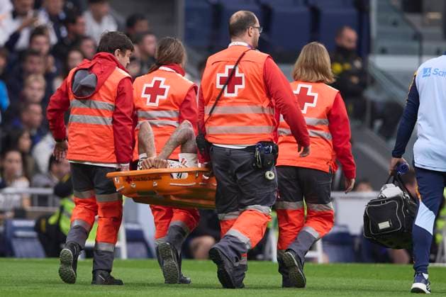 Eder Militao Real Madrid CF lies injured on the pitch during the LaLiga match between Real Madrid and CA Osasuna at Santiago BernabÃ u on November 9, 2024 in Madrid, Spain Photo by Manu Reino DeFodi Images not used in POL SRB CRO FRA GBR NED ITA USA Defodi 071 RMCOSA20241109 042 Defodi-071 not used in POL SRB CRO FRA GBR NED ITA USA