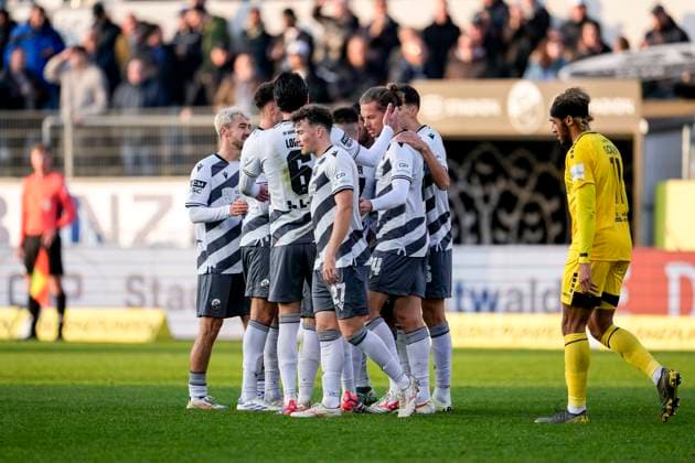 Players of SV Sandhausen SVS , celebrate the goal, celebrate the goal, goal, celebration, celebrate the goal, joy, joy, joyful, optimistic, positive, game scene, highlight, action, 09 11 2024, Sandhausen Germany , Football, 3 Liga, SV Sandhausen Alemannia Aachen, DFB DFL REGULATIONS PROHIBIT ANY USE OF PHOTOGRAPHS AS IMAGE SEQUENCES AND OR QUASI VIDEO xozx