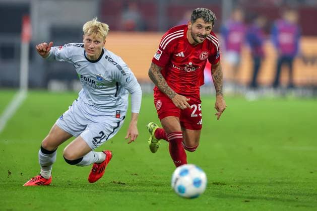 09.11.2024, Fußball, Fortuna Düsseldorf - SC Paderborn 07, 2. Bundesliga, Merkur Spiel-Arena, Saison 2024 2025: Matthias Zimmermann (Fortuna Düsseldorf 25) gegen Anton Bäuerle (Paderborn 21) DFB regulations prohibit any use of photographs as image sequences and or quasi-video. Nordrhein-Westfalen Deutschland