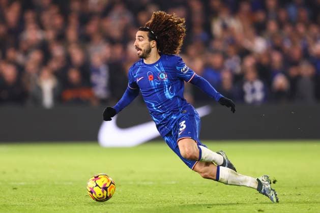 Sport Bilder des Tages Chelsea v Arsenal 10 November 2024, London - Premier League Football - Chelsea v Arsenal - Marc Cucurella of Chelsea gets his legs tangled up - Photo: Jacques Feeney Offside. London UK  Copyright: xJacquesxFeeneyx xOffsidexOffside