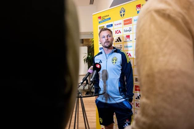 241113 Assistant coach Sebastian Larsson of the Swedish men s football national team in mixed zone after a training session on November 13, 2024 in Marbella Photo Emma Wallskog BILDBYRAN COP 320 EW0458 fotboll football soccer fotball nations league uefa nations league träning practice training sverige sweden sverige a bbeng  Copyright: EMMAxWALLSKOG BB241113EW078