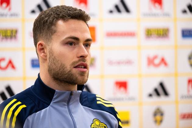 241115 Gabriel Gudmundsson of the Swedish men s national football team in mixed zone on November 15, 2024 in Stockholm Photo Emma Wallskog BILDBYRAN COP 320 EW0460 fotboll football soccer fotball nations league uefa nations league presskonferens press conference sverige sweden sverige a bbeng  Copyright: EMMAxWALLSKOG BB241115EW062