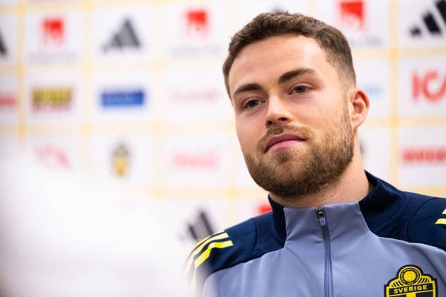 241115 Gabriel Gudmundsson of the Swedish men s national football team in mixed zone on November 15, 2024 in Stockholm Photo Emma Wallskog BILDBYRAN COP 320 EW0460 fotboll football soccer fotball nations league uefa nations league presskonferens press conference sverige sweden sverige a bbeng  Copyright: EMMAxWALLSKOG BB241115EW065