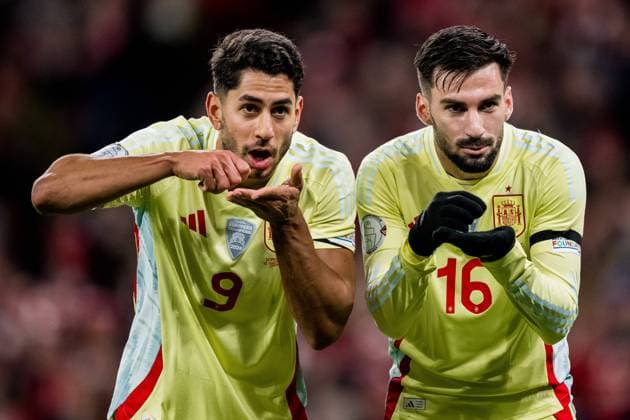 241115 Ayoze Perez and Alex Baena of Spain celebrates after 0 2 during the Nations League football match between Denmark and Spain on November 15, 2024 in Copenhagen Photo Petter Arvidson BILDBYRAN kod PA PA0924 bbeng fotboll football soccer fotball nations league uefa nations league danmark denmark spanien spain bbauto jubel celebration  Copyright: PETTERxARVIDSON BB241115PA089